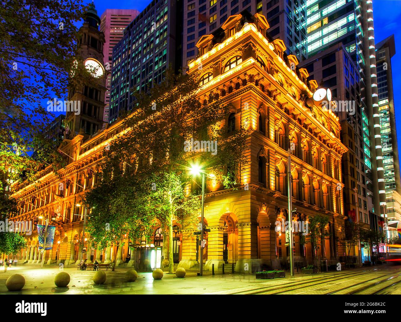 Classiques historiques architecture coloniale dans la ville de Sydney - à l'angle de Martin place et George Street au coucher du soleil - le GPO. Banque D'Images