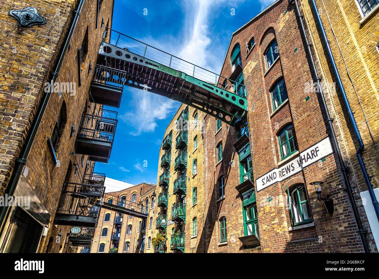 Entrepôts convertis et passerelles, St Andrews Wharf, Shad Thames, Londres, Royaume-Uni Banque D'Images