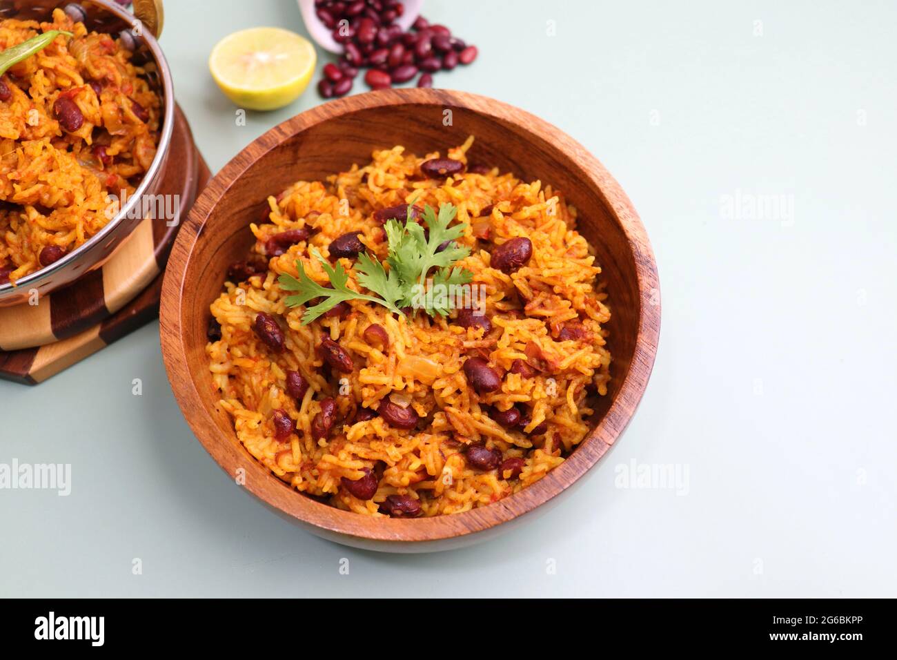 Cuisine indienne - haricots Biryani, Rajma Pulao. Garni de coriandre hachée et de quartiers de citron. Rajma biryani servi avec dahi. Banque D'Images