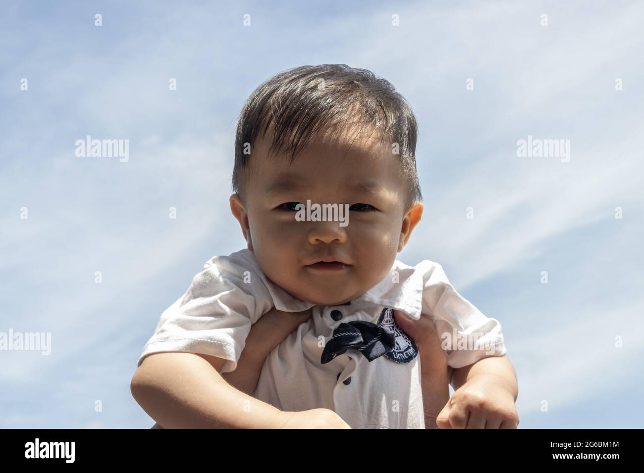 Mignon Et Adorable Bebe Chinois Porter Par La Mere Photo Stock Alamy