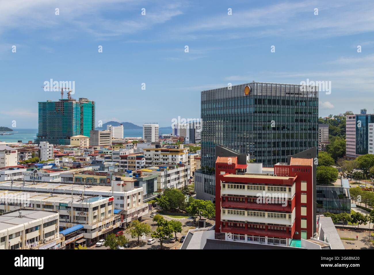 Kota Kinabalu, Sabah, Malaisie : 27 mars 2021 - vue panoramique de la ville de Kota Kinabalu avec le bâtiment Plaza Shell (domicile de la Sabah Shell Petroleum Co L. Banque D'Images