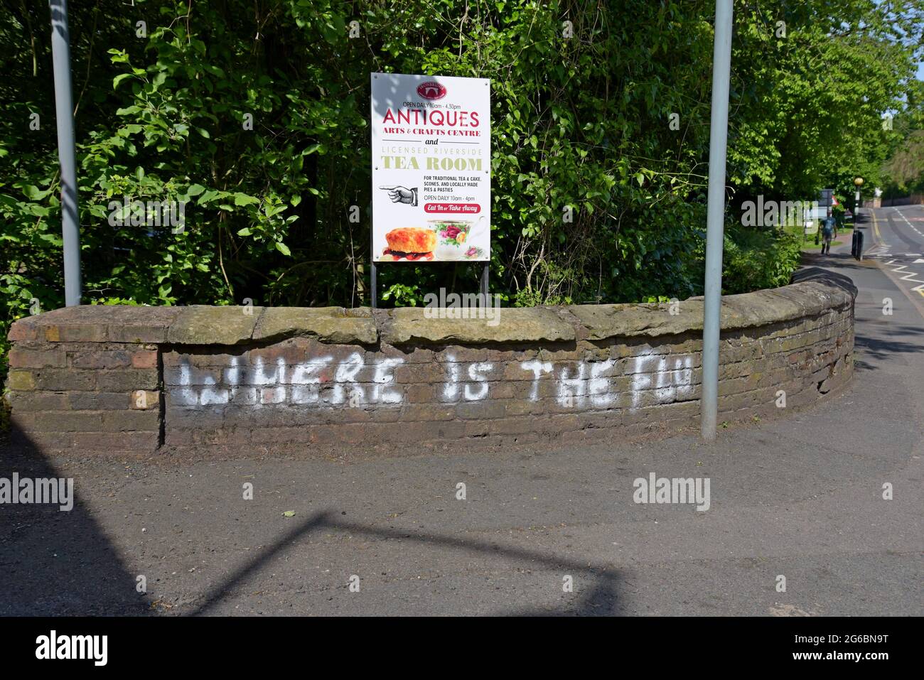 Spray « Where is the flu » peint sur un mur adjacent à la route principale d'Ironbridge, près de Telford UK, par Covid deniers juin 2021 Banque D'Images