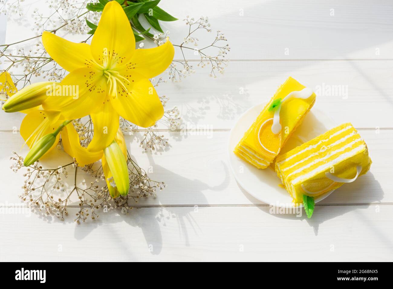 Gateau Jaune Lys Jaunes Sur Fond De Bois Blanc En Plein Soleil Gateau Aux Fleurs Pour Les Vacances Le Concept D Un Anniversaire Felicitations R Photo Stock Alamy