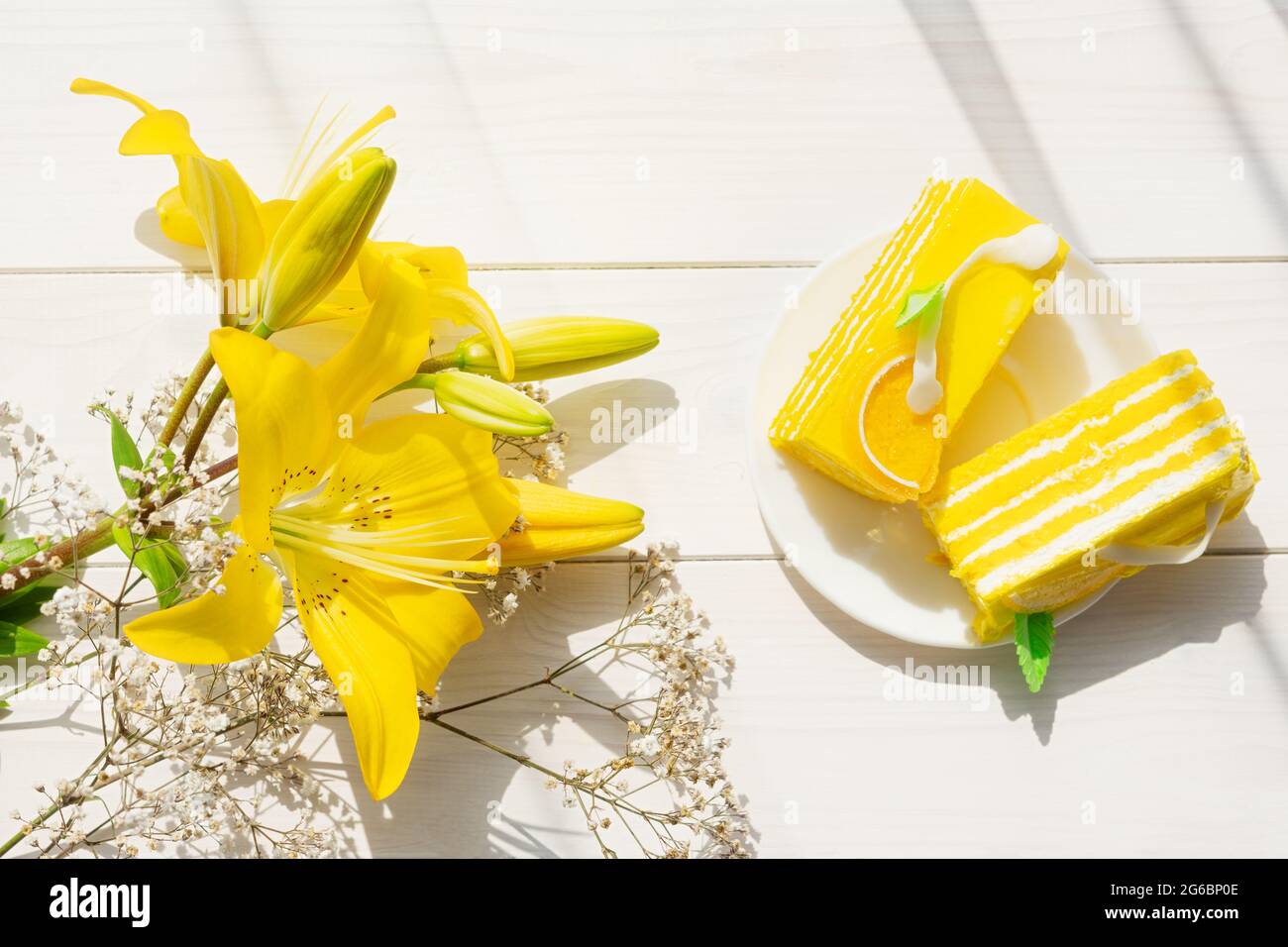 Gateau Jaune Lys Jaunes Sur Fond De Bois Blanc En Plein Soleil Gateau Aux Fleurs Pour Les Vacances Le Concept D Un Anniversaire Felicitations R Photo Stock Alamy