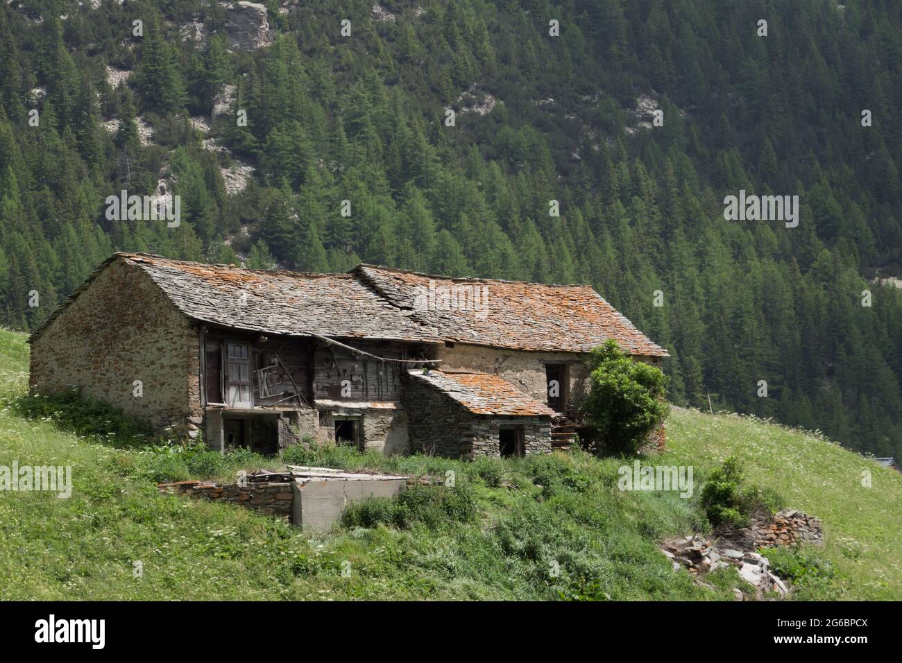 Ferme suisse traditionnelle construite en pierre naturelle Banque D'Images