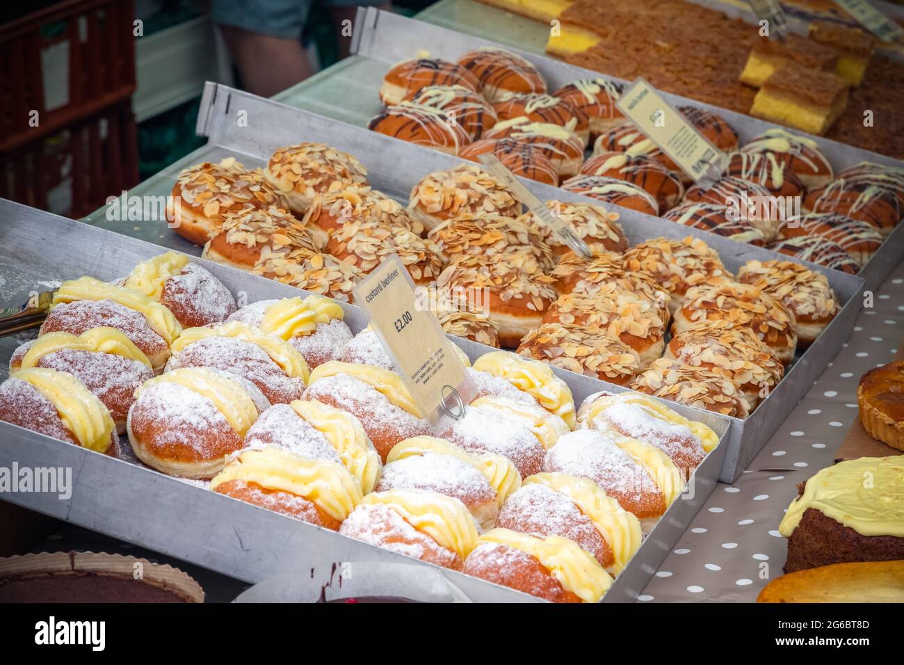 Un assortiment de berliners, beignets allemands, exposés au marché de Broadway, un marché de rue à Hackney, dans l'est de Londres Banque D'Images