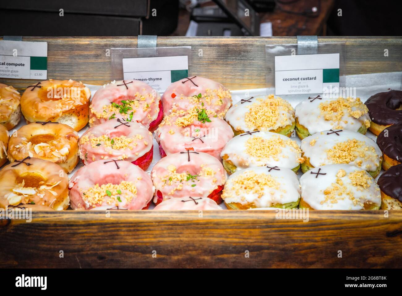 Un assortiment de beignets exposés au marché de Broadway, un marché de rue à Hackney, dans l'est de Londres Banque D'Images