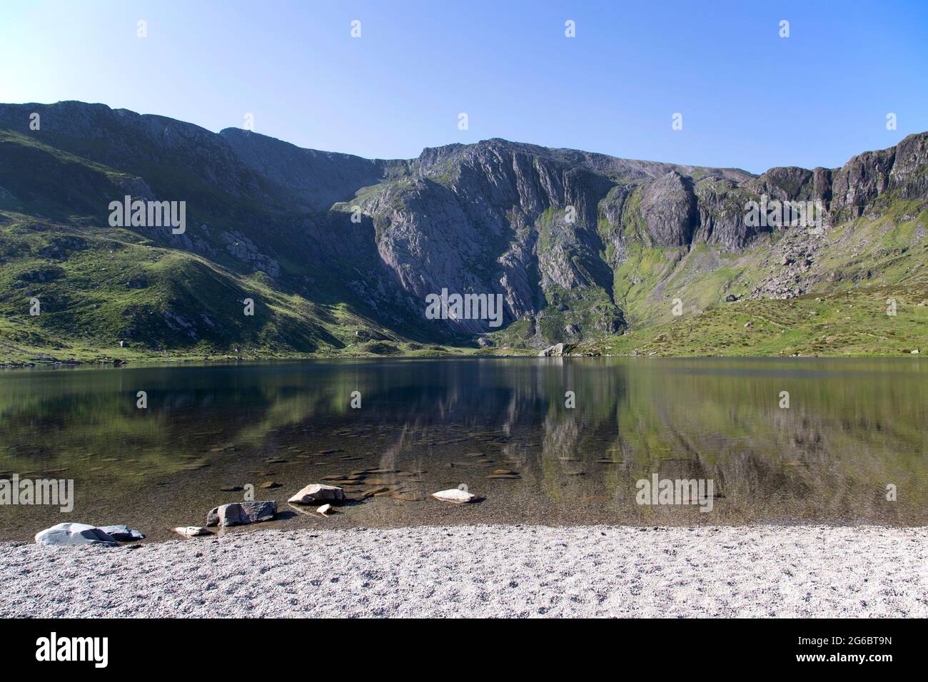 Les montagnes Idwal du MCG se reflètent dans l'eau de Llyn Idwal lors d'une journée ensoleillée Banque D'Images
