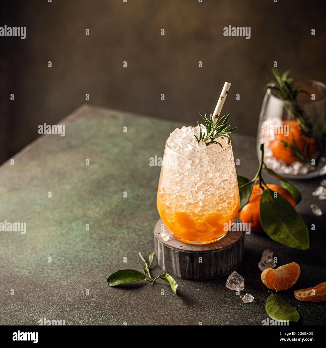 Cocktail frais avec glace pilée, romarin et mandarines Banque D'Images