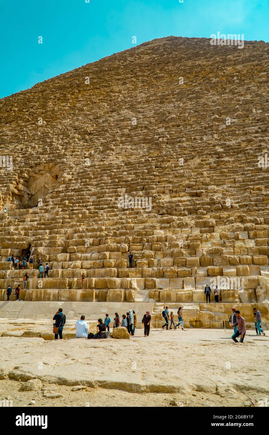 Les pyramides de Gizeh, en Égypte, à la lumière du jour Banque D'Images