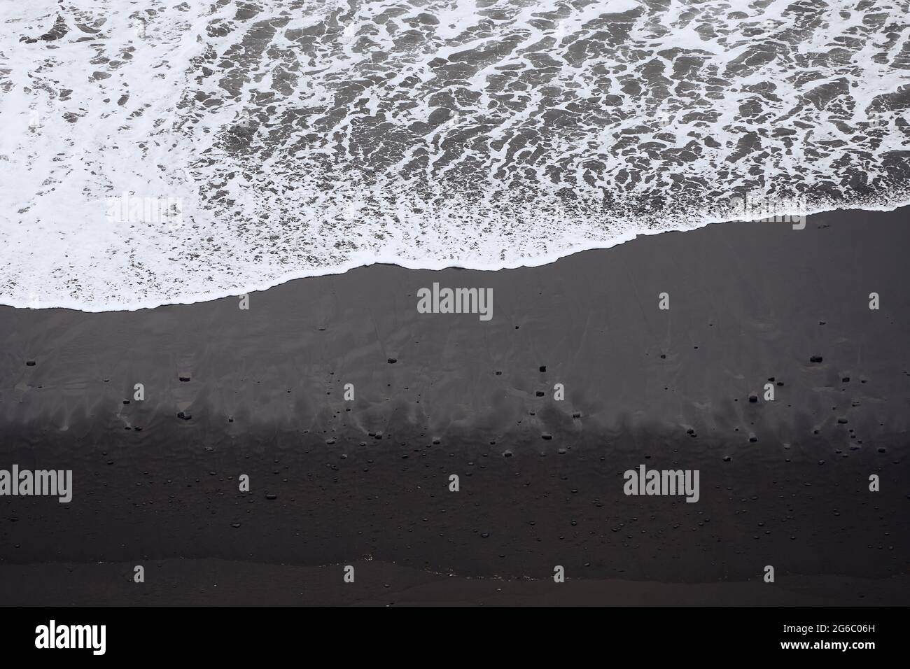 Vagues sur plage de sable noir avec espace de copie. Beauté dans la nature à Ténérife. Îles Canaries, Espagne. Banque D'Images
