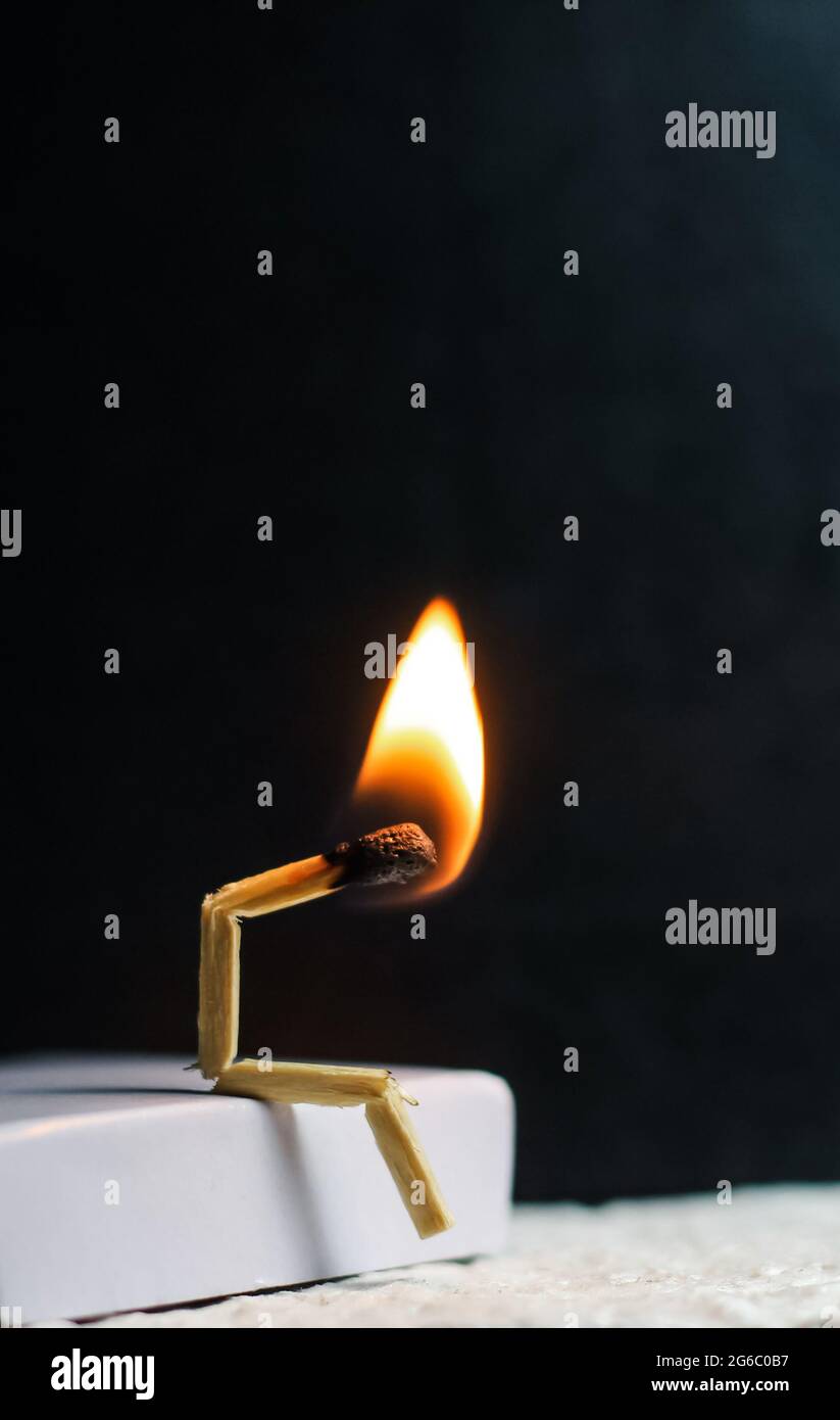 Concept de faiblesse, de tristesse et de solitude. Image d'un matchstick artificiel. Un homme de match brûlant assis seul sans partenaire. Art. Matchstick Banque D'Images