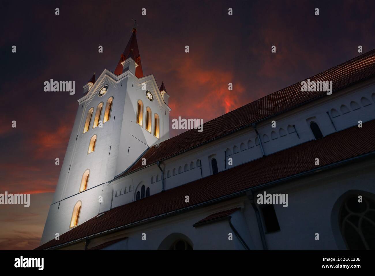 Église médiévale de Saint-Jean au coucher du soleil dans la ville de Cesis, Lettonie Banque D'Images