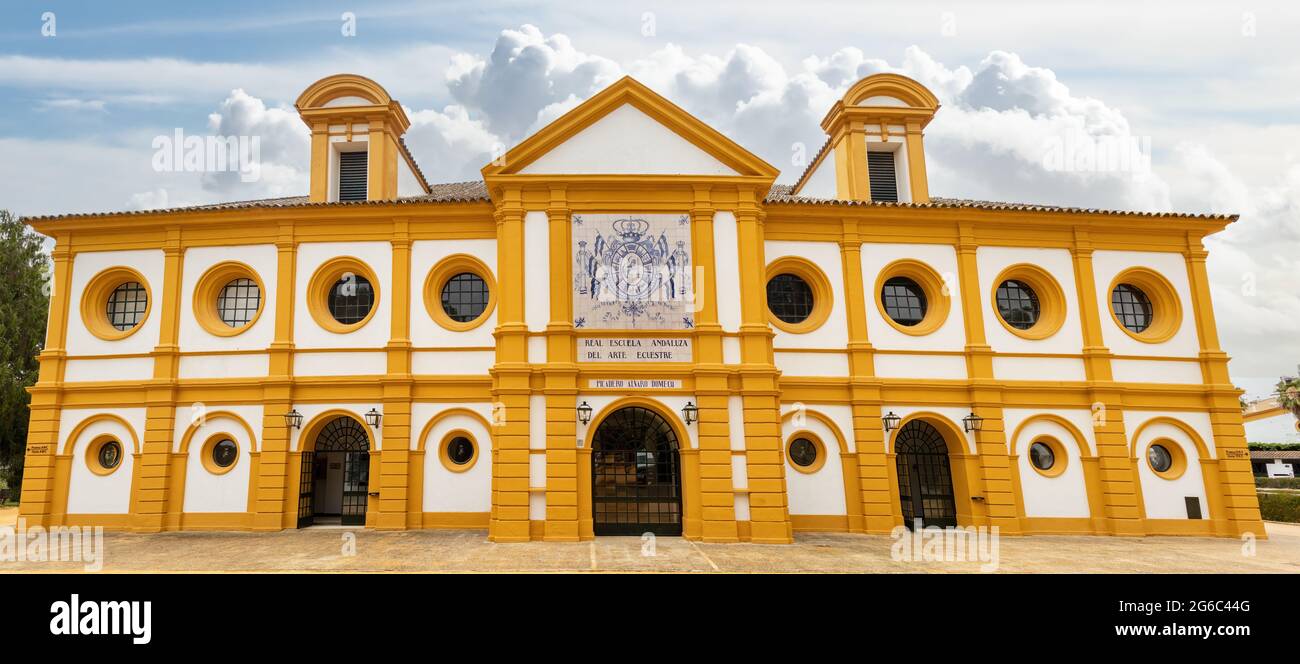 Jerez de la Frontera, Cadix, Espagne - 15 juin 2021 : façade de l'Ecole Royale andalouse d'Art Equestrian Banque D'Images