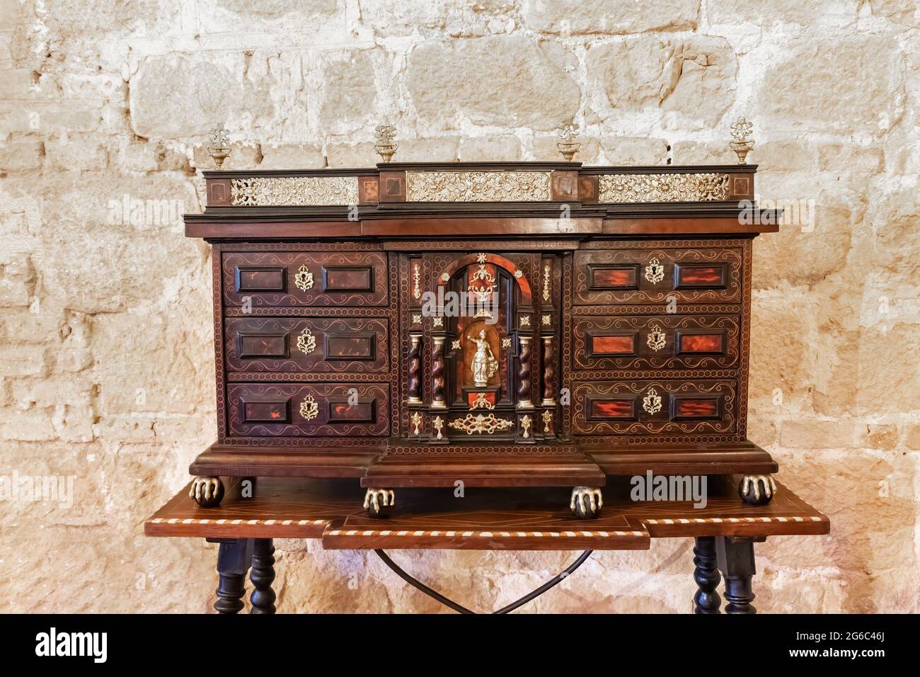 Mobilier en bois d'origine espagnole appelé Bargueño, fabriqué entre les XVIe et XVIIIe siècles, pour l'écriture ou le classement de papiers, convient pour Banque D'Images