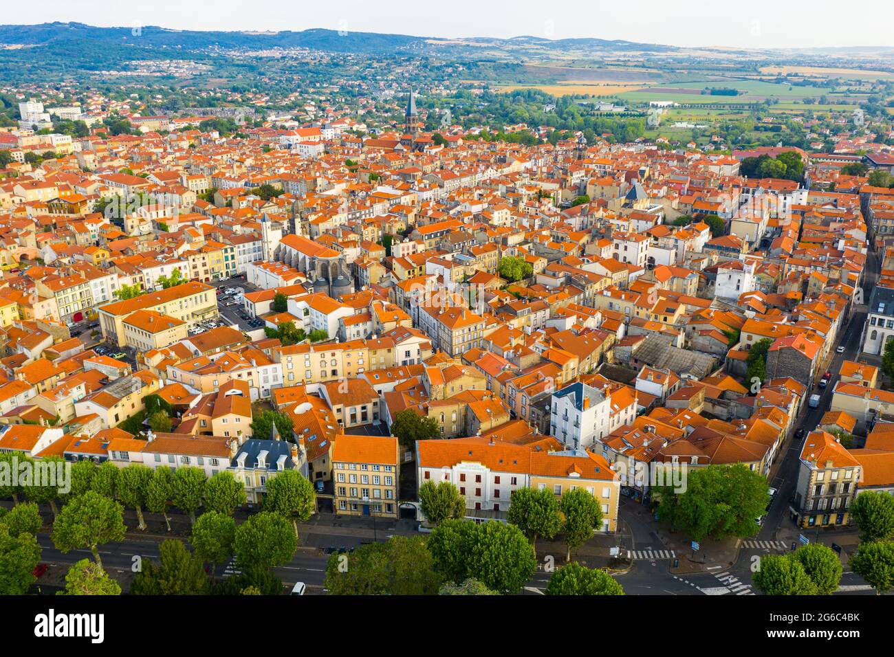 Vue sur le paysage urbain et les environs de Riom en été, France Banque D'Images