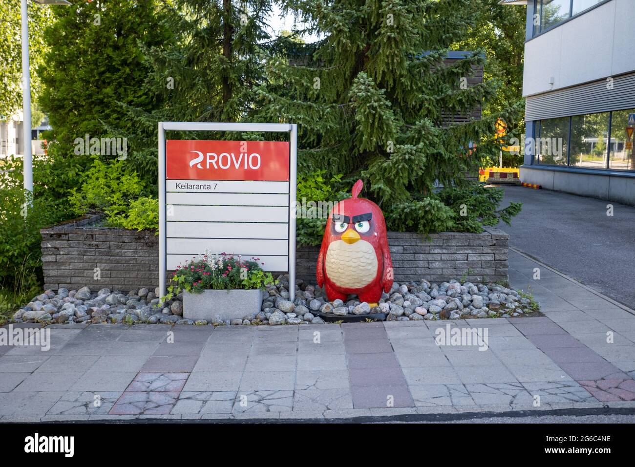 Personnage Angry Birds à côté d'un panneau Rovio dans le siège de Rovio. Banque D'Images