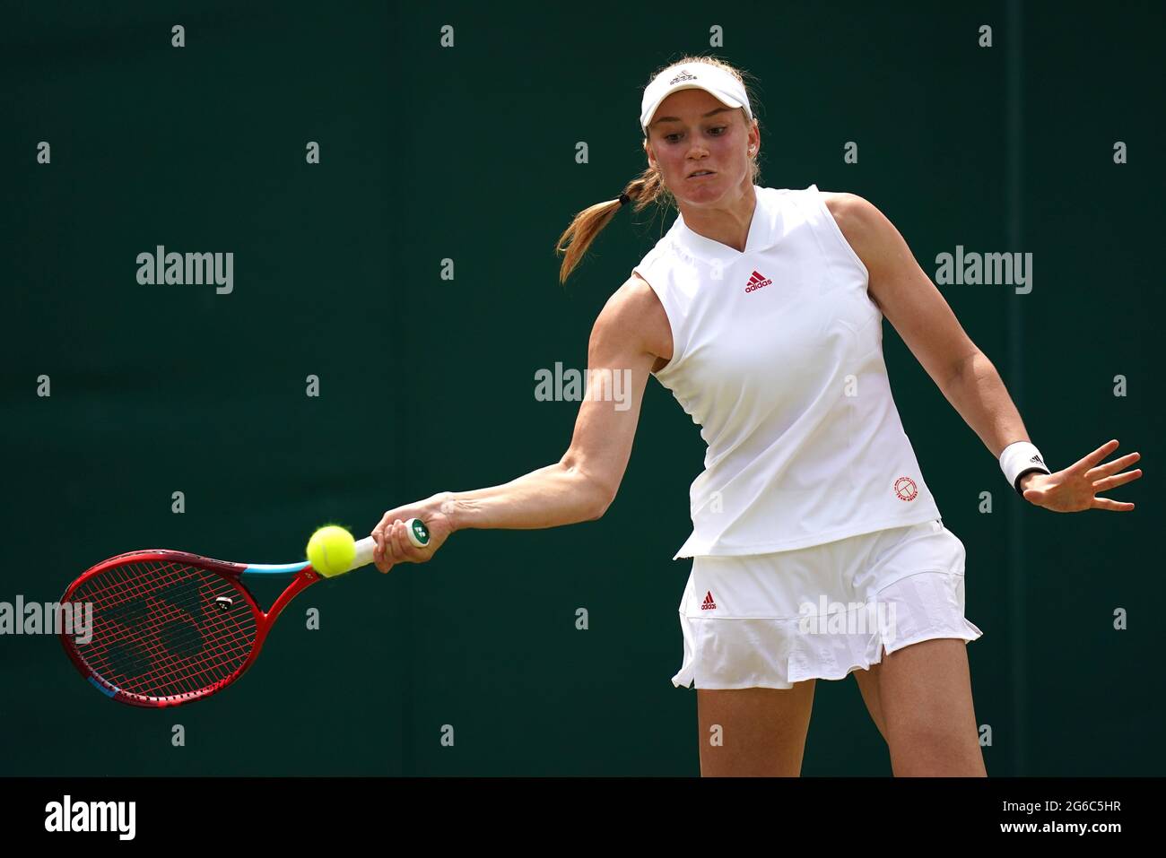 Elena Rybakina en action contre Aryna Sabalenka lors de leur match de 16 sur le court 3 le septième jour de Wimbledon au All England Lawn tennis and Croquet Club, Wimbledon. Date de la photo: Lundi 5 juillet 2021. Banque D'Images