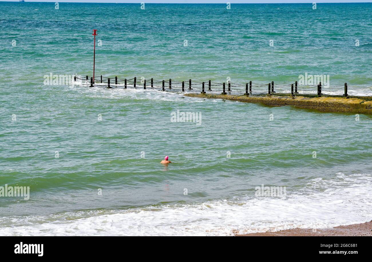 Brighton Royaume-Uni 5 juillet 2021 - UN nageur aime nager dans la mer à Hove dans le soleil chaud le long de la côte sud aujourd'hui mais de forts vents et de la pluie sont prévus pour les deux prochains jours : crédit Simon Dack / Alay Live News Banque D'Images