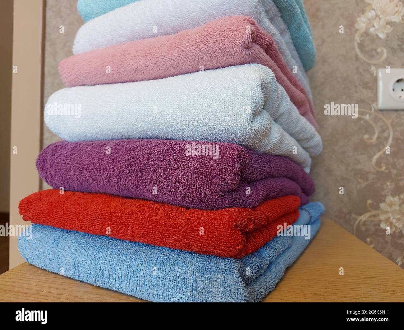 Les serviettes en coton éponge multicolores sont empilées Banque D'Images