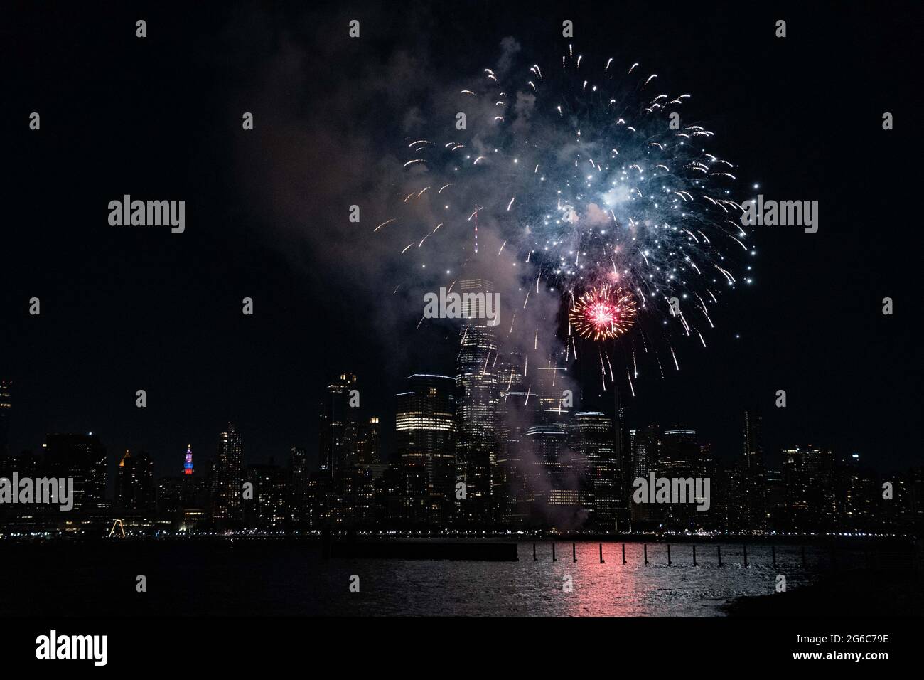 Jersey City, États-Unis. 04e juillet 2021. Lower Manhattan, y compris One World Trade Center, également connu sous le nom de Freedom Tower, est vu derrière un feu d'artifice de Jersey City, NJ, dimanche 4 juillet 2021. (Photo de Michael Candelori/Sipa USA) crédit: SIPA USA/Alay Live News Banque D'Images