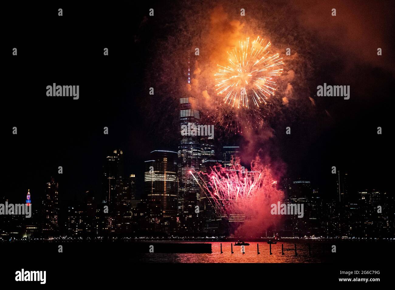 Jersey City, États-Unis. 04e juillet 2021. Lower Manhattan, y compris One World Trade Center, également connu sous le nom de Freedom Tower, est vu derrière un feu d'artifice de Jersey City, NJ, dimanche 4 juillet 2021. (Photo de Michael Candelori/Sipa USA) crédit: SIPA USA/Alay Live News Banque D'Images