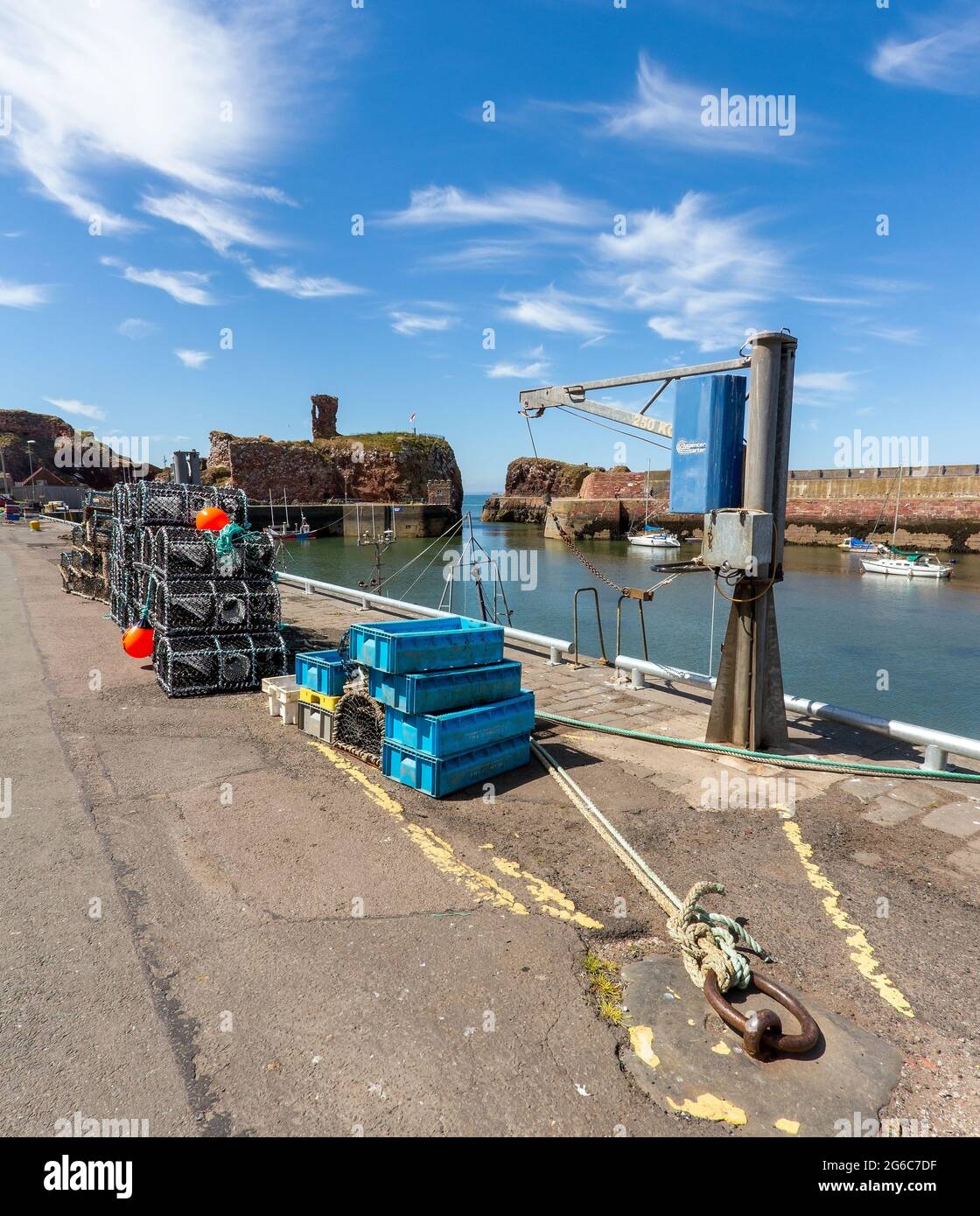 Dunbar Harbour avec des bateaux amarrés et rejoint le Firth of Forth sur la côte est de l'Écosse, au Royaume-Uni Banque D'Images