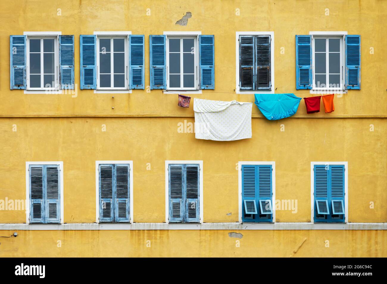 Façade jaune et bleue avec buanderie à Bastia, Corse Banque D'Images