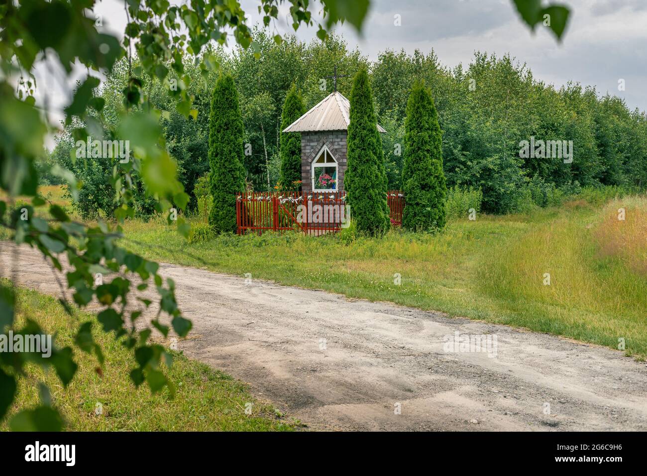 Carrefour à la chapelle. Paysage de la campagne polonaise. Loisirs en Europe, Pologne. Traditions religieuses. Banque D'Images