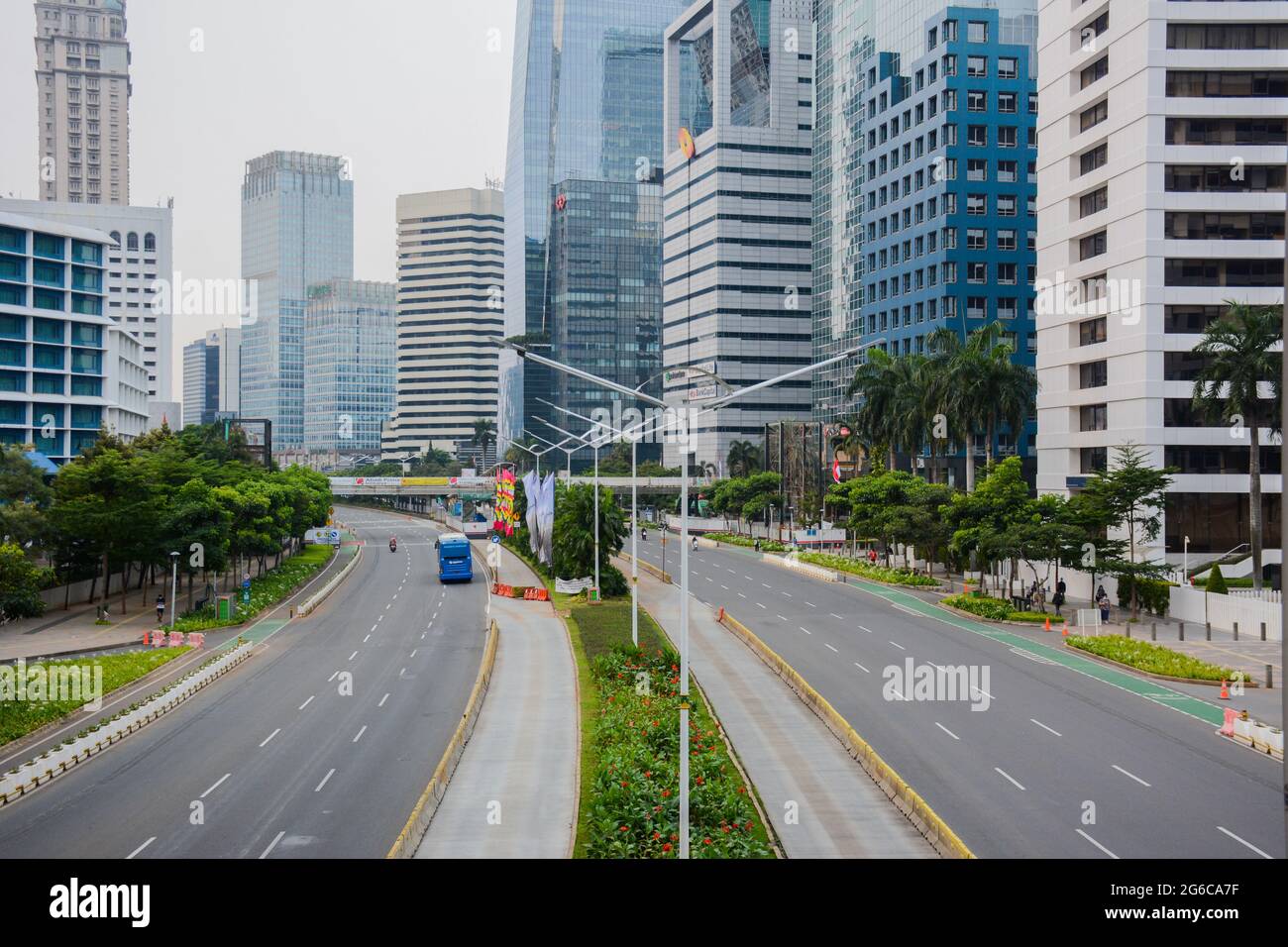 Indonésie. 05e juillet 2021. Un certain nombre de véhicules passent lors de la mise en œuvre des restrictions d'urgence (PPKM), à Jakarta, le 5 juillet 2021. Les autorités indonésiennes imposeront des restrictions plus strictes, du 03 au 20 juillet 2021, en raison d'une nouvelle vague de cas de COVID-19 à Java et à Bali. L'Indonésie a enregistré plus de 2,200,000 cas de coronavirus (maladie COVID-19) depuis le début de la pandémie. (Photo de Ahmad Soleh/Sipa USA) crédit: SIPA USA/Alay Live News Banque D'Images