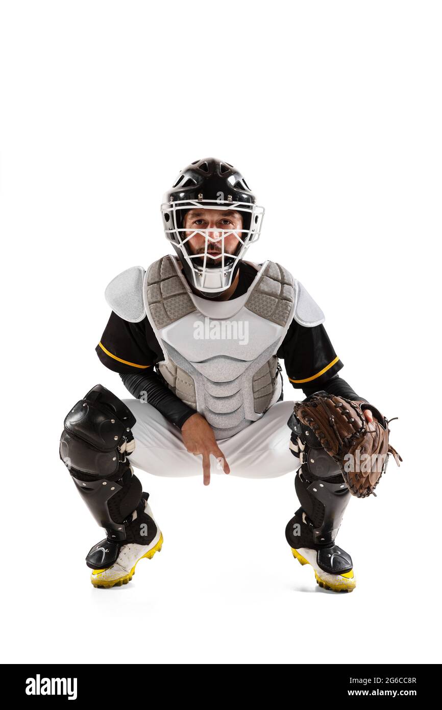 Joueur de base-ball, attrapeur en uniforme de sport blanc et équipement s'exerçant isolé sur un fond blanc de studio. Banque D'Images