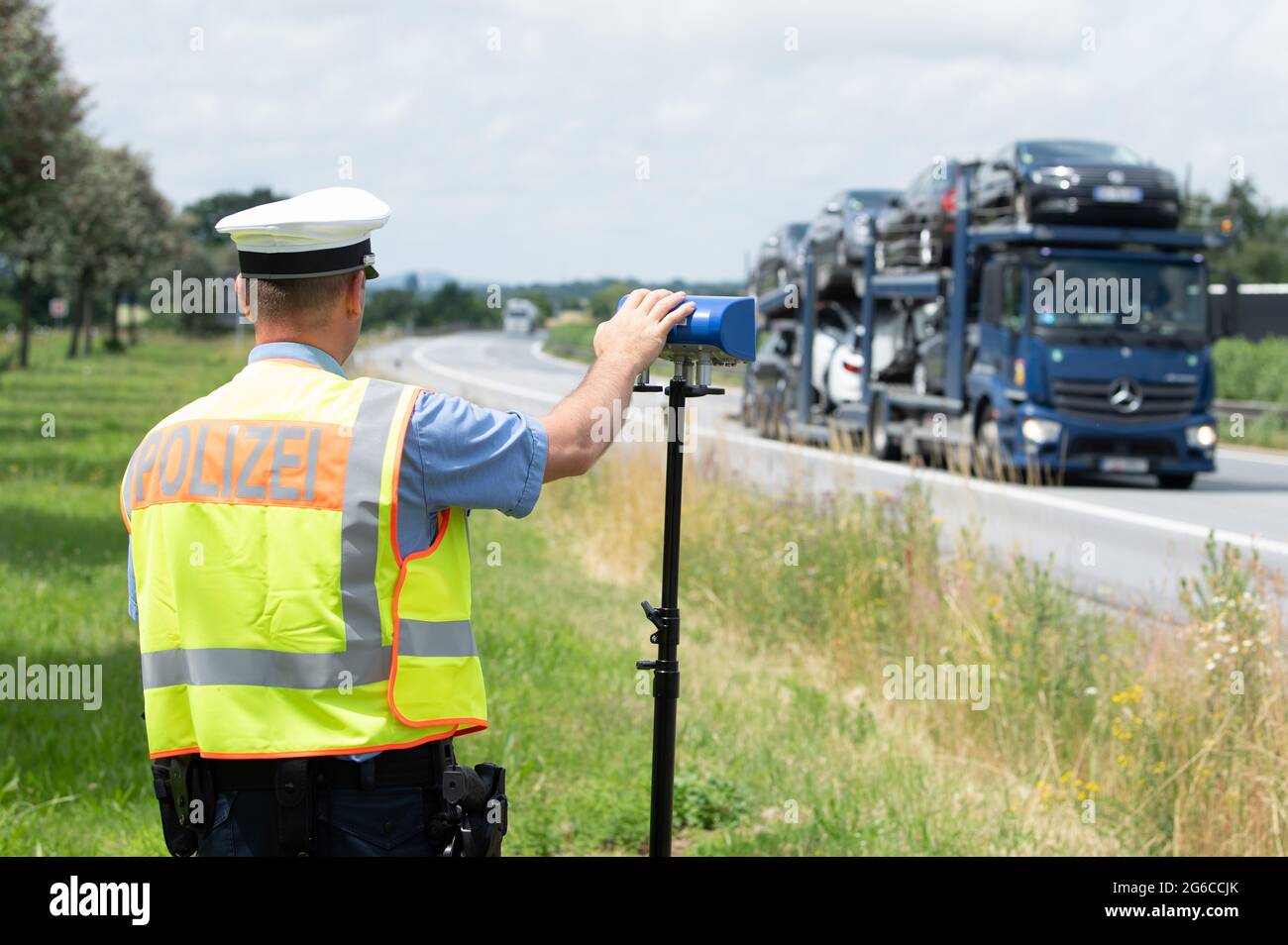 05 juillet 2021, Saxe, Bautzen: Tino Hausdorf, chef de la police, vérifie les informations du tachygraphe numérique d'un camion de passage avec un système technique spécial lors d'un événement de presse sur l'autoroute fédérale 4 en direction de Görlitz. Le système permet à la police d'effectuer des contrôles particulièrement ciblés. Photo: Sebastian Kahnert/dpa-Zentralbild/ZB Banque D'Images