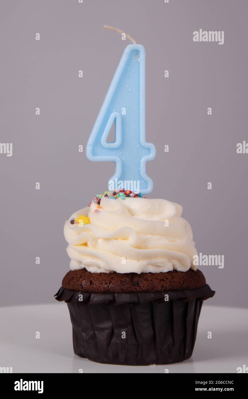 Petits Gateaux Sur Un Stand En Forme De Grand Gateau Pour Une Reception De Mariage Photo Stock Alamy