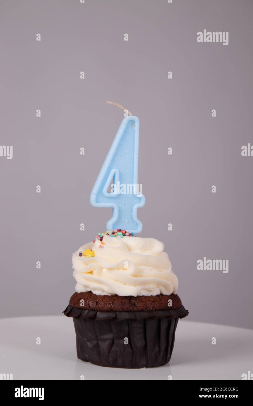 Petits Gateaux Sur Un Stand En Forme De Grand Gateau Pour Une Reception De Mariage Photo Stock Alamy