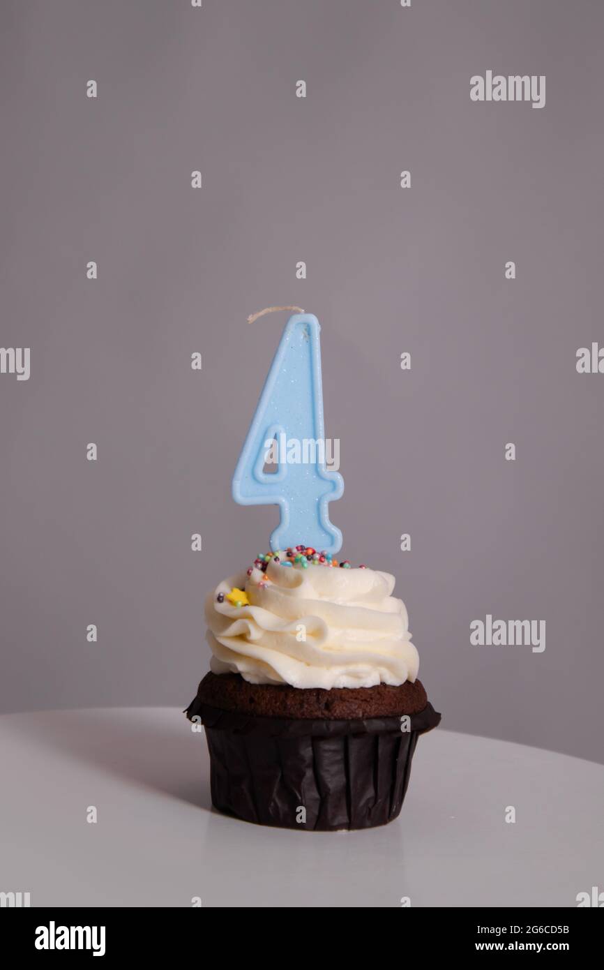 Petits Gateaux Sur Un Stand En Forme De Grand Gateau Pour Une Reception De Mariage Photo Stock Alamy