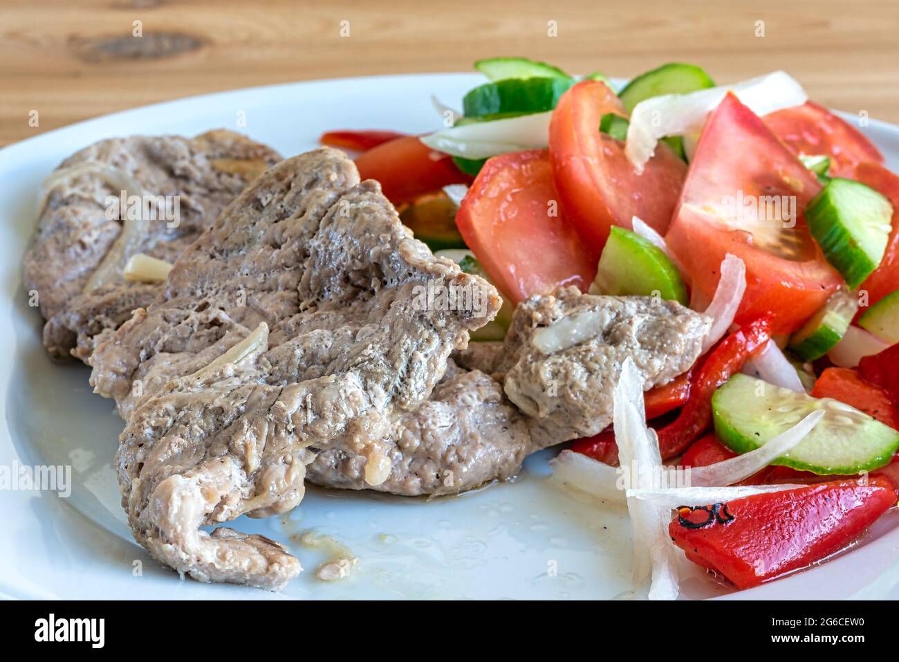 Cuisine cubaine, steak de porc avec salade Banque D'Images