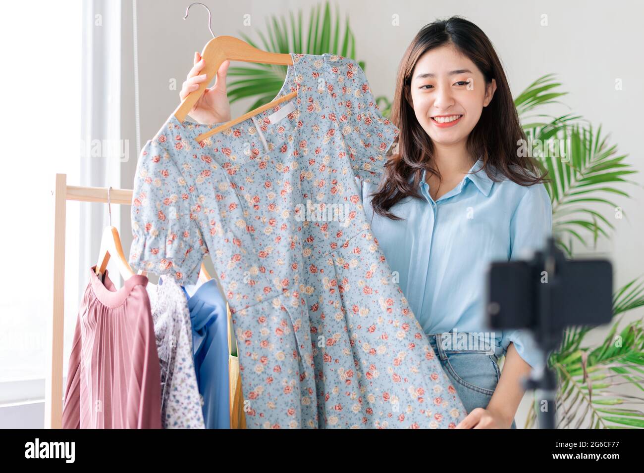 Portrait d'une jeune femme d'affaires qui diffuse en direct des vêtements de vente Banque D'Images