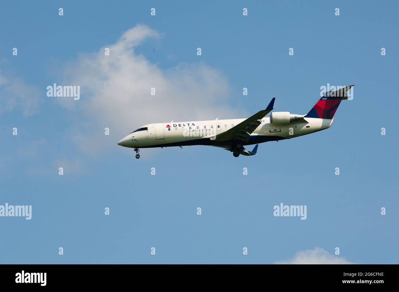 Delta Connection Jet régional Canadair CRJ-200 n atterrissage à l'aéroport de Lexington Bluegrass Banque D'Images