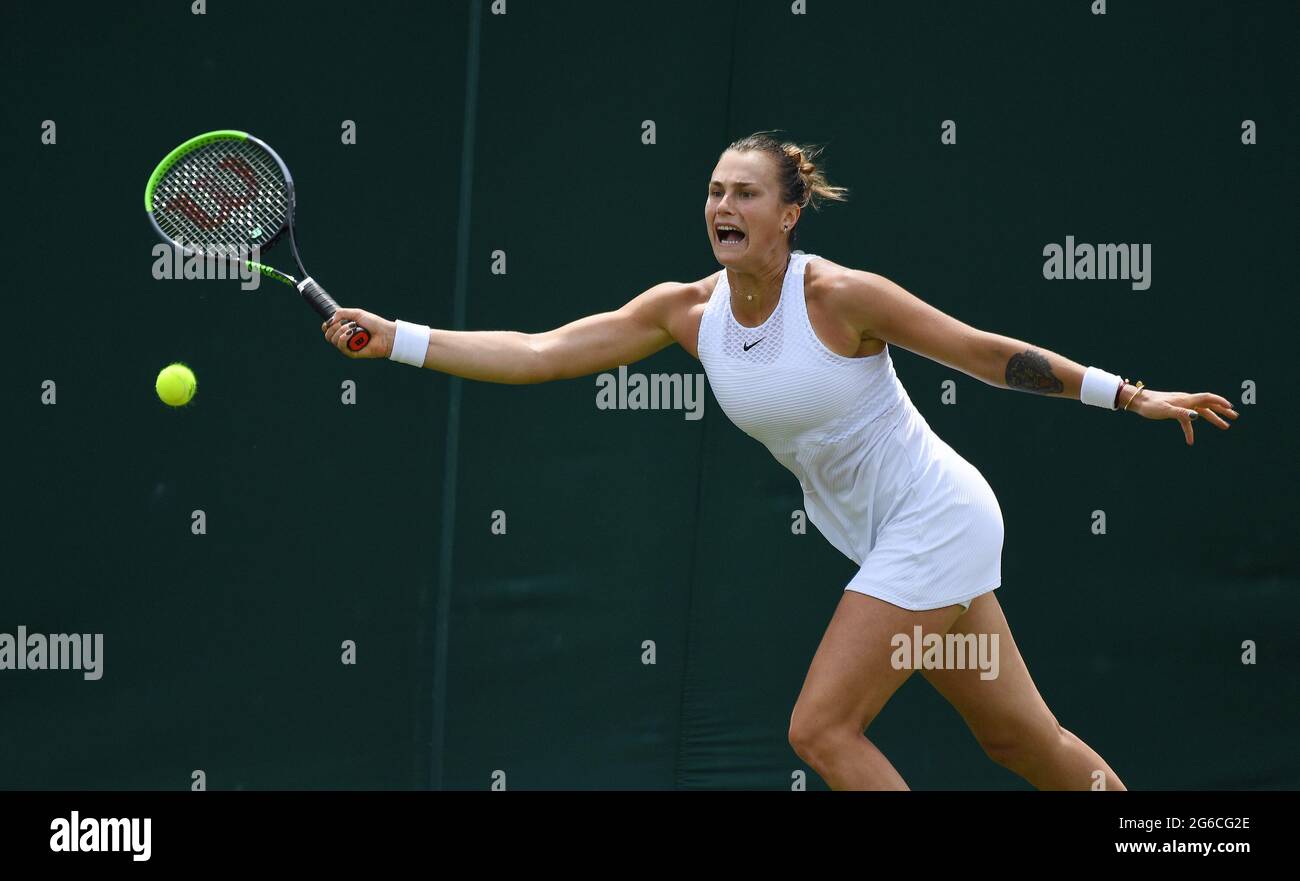 Londres, GBR. 05e juillet 2021. Journée des championnats de Londres Wimbledon 7 05/07/2021 Aryna Sabalenka (BLR) en quatrième manche contre Elena Rybakina (KAZ) crédit: Roger Parker/Alay Live News Banque D'Images