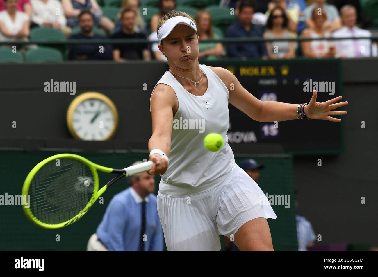 Londres, GBR. 05e juillet 2021. Journée des championnats de Londres Wimbledon 7 05/07/2021 Elena Rybakina (KAZ) en quatrième manche contre Arna Sabalenka (BLR) crédit: Roger Parker/Alay Live News Banque D'Images