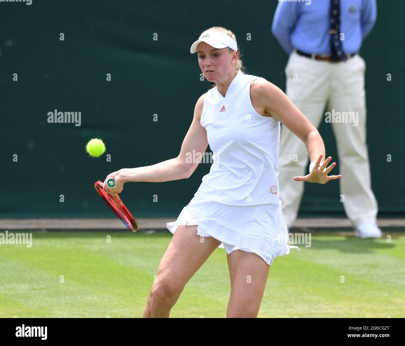 Londres, GBR. 05e juillet 2021. Journée des championnats de Londres Wimbledon 7 05/07/2021 Elena Rybakina (KAZ) en quatrième manche contre Arna Sabalenka (BLR) crédit: Roger Parker/Alay Live News Banque D'Images