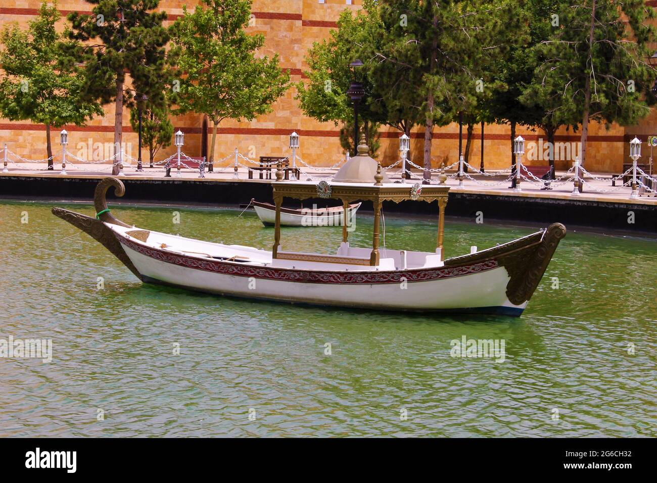 Le bateau du sultan ottoman attend devant les murs du château Banque D'Images