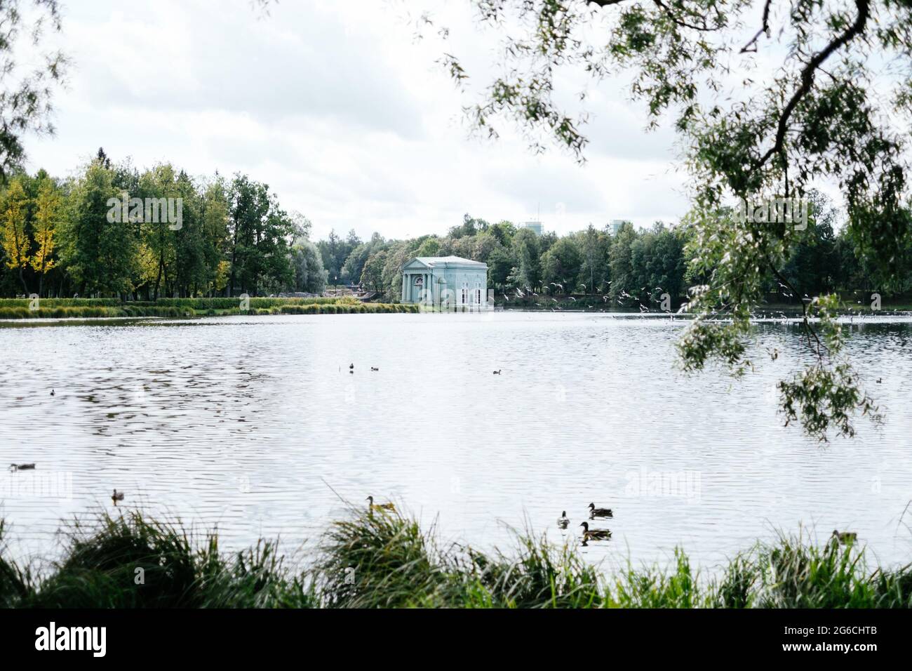 Magnifique paysage dans le parc public populaire de Gatchina. Le Pavillon de Vénus. Banque D'Images