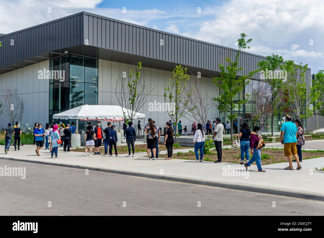 Toronto, Canada, le 02 juillet 2021 - les gens se font la queue pour se faire vacciner contre le covid 19 dans une clinique éclair Banque D'Images