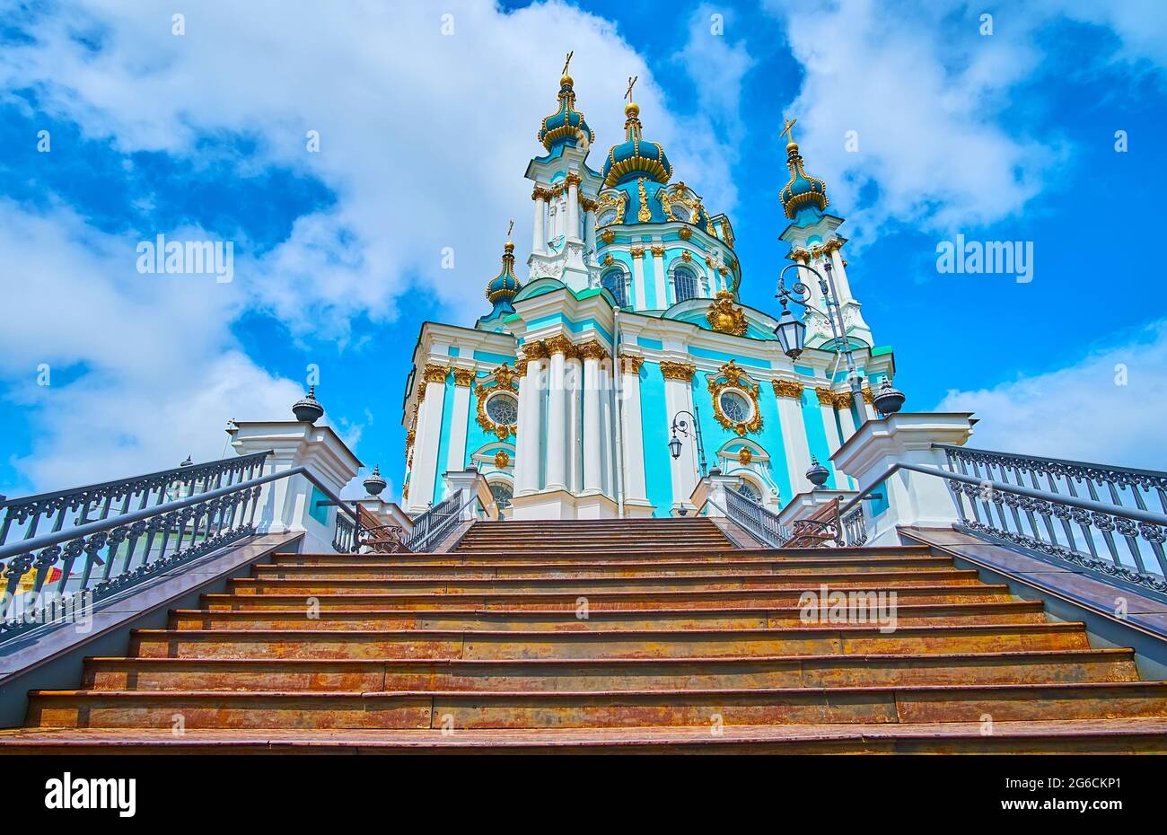 Le long escalier mène à l'étonnante église baroque St Andrew, située au sommet de la colline d'Andrew, dans la rue Descent d'Andrew, à Kiev, en Ukraine Banque D'Images