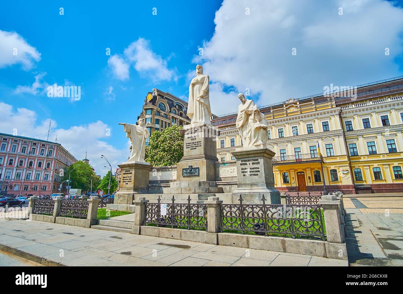 Le monument de la Grande Princesse Olga, St Andrew, St Cyril et Methodius, situé sur la place St Michael's, Kiev, Ukraine Banque D'Images