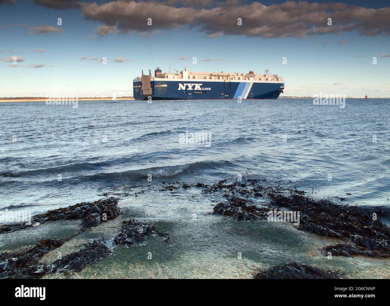 NYK Container Ship quittant Southampton Docks aller dans le Solent. Banque D'Images