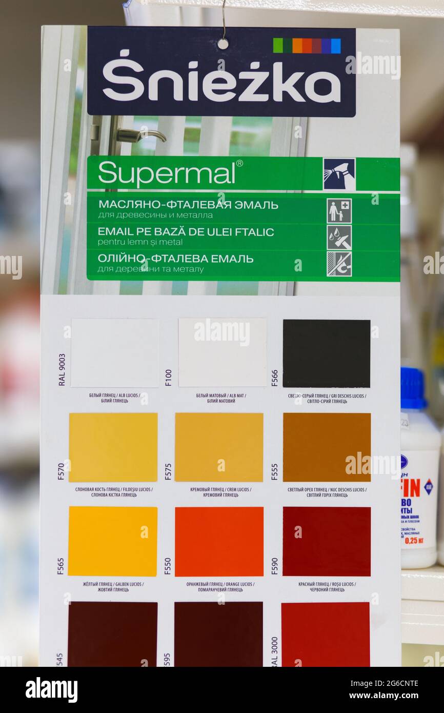 Grodno, Bélarus - 20 juin 2018 : une photo à l'avant de plusieurs échantillons de peinture de couleur Sniezka dans le magasin de matériaux de construction Alkor Banque D'Images