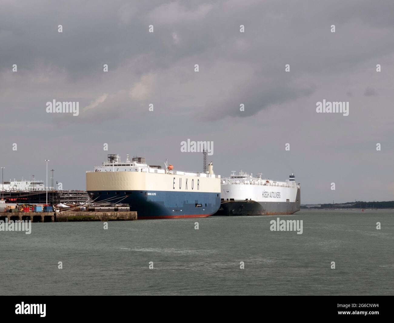 Navires entrant et sortant des quais de Southampton, de la raffinerie de pétrole de Fawley et du port de croisière pour le commerce et les exportations/importations. L'une des voies navigables les plus fréquentées. Banque D'Images