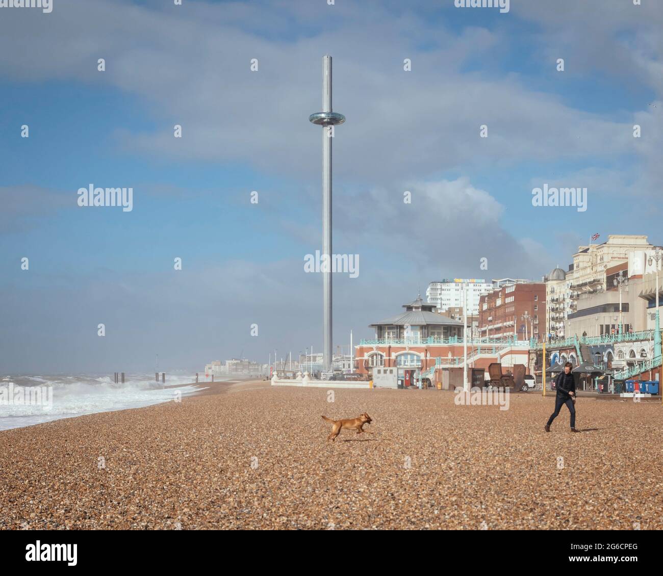 Shelter Hall, vue lointaine le long de la plage de Brighton avec des bâtiments contextuels. Shelter Hall, Brighton, Royaume-Uni. Architecte: R H architecte de partenariat Banque D'Images